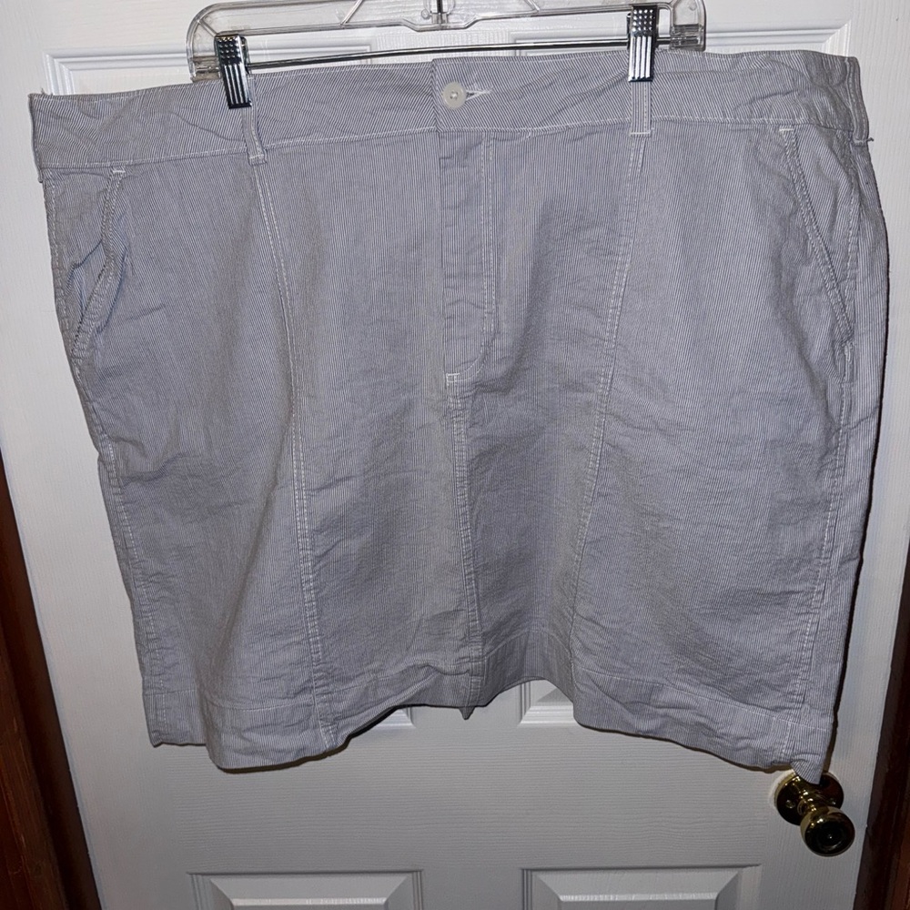 Lee Men's Light Gray Flat Front Shorts